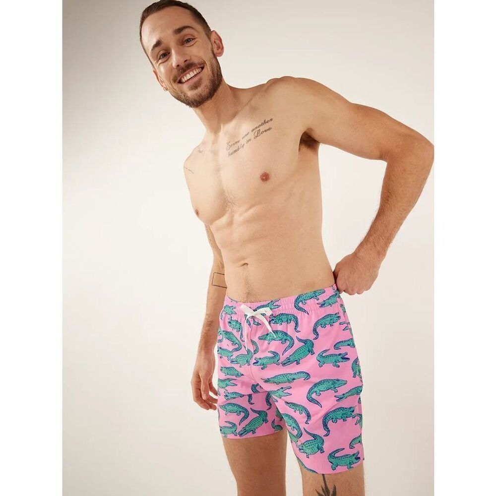 Chubbies Men’s Classic Swim Trunk The Glades‎ Pink Alligator 5.5” Size Large